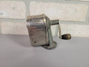 lot 54 image: Vintage Boston Ever Handy Pencil Sharpener