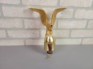 lot 76 image: Vintage Jim Robbins Co. Gold eagle Liquor Dispenser - Plastic - Approx. 9 Tall