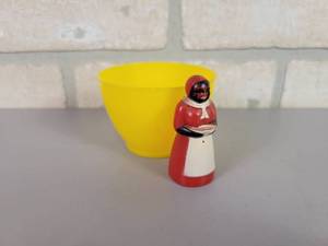 lot 89 image: Vintage F&F Mold and Dieworks Plastic Tea Cup