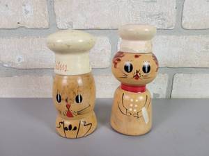 lot 98 image: Vintage Wood Salty & Peppy Cat Salt & Pepper Shakers - Made in Japan - Approx. 5 Tall Each