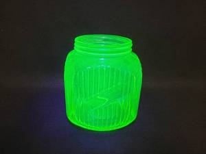 lot 20 image: Large Vintage Uranium Glass Jar - Approx. 8 x 6.5 x 6.5