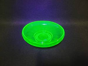 lot 149 image: Vintage Pressed Uranium Glass Serving Bowl