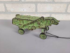 lot 30 image: Antique ARCADE Cast Iron McCormick-Deering Thresher