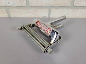 lot 209 image: Vintage Townsend Fish Skinner - Made in Des Moines, IA