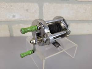 lot 206 image: Vintage Pflueger AKRON Baitcast Fishing Reel - Model No. 1893