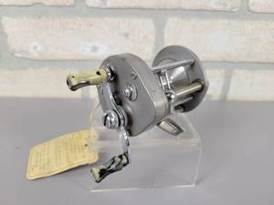 lot 205 image: Vintage Pflueger Supreme Baitcast Fishing Reel - Includes original Sales Tag
