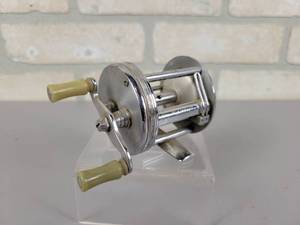 lot 204 image: Vintage Bronson Lashless Baitcast Fishing Reel - Model No. 1700