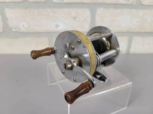 lot 202 image: Vintage Shakespeare 1958 Triumph Baitcast Fishing Reel - Model GK