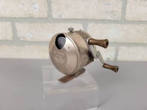 lot 201 image: Vintage HI-THUM Spincast Fishing Reel - Model 1916 0 HORROCKS-IBBOSTON Co. Utica, NY