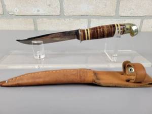 lot 235 image: Vintage Eastwing Sportsman Fixed Blade Knife with Original Leather Sheath - Blade is Approx. 4.5 Long