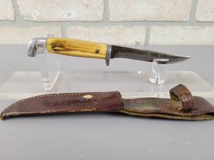 lot 232 image: Vintage Queen Fixed Blade Knife with Original Leather Sheath - Blade is Approx. 4 Long