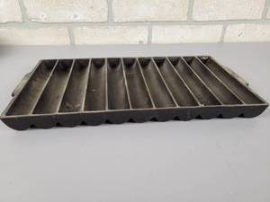 lot 242 image: Vintage WAGNER WARE Cast Iron Cornbread Pan - Sydney, OHIO