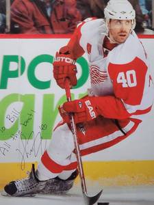 lot 37 image: Nicely Framed Autographed Photograph by Detroit Red Wings player Henrik Zetterberg