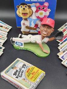 lot 89 image: Bobble Heads and Assorted Baseball Cards