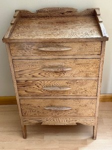 lot 10 image: Petite Vintage Dresser