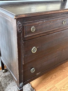 lot 8 image: Vintage Dresser