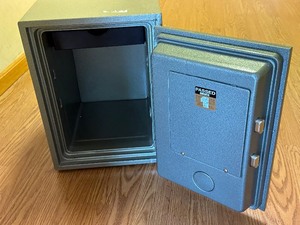 lot 27 image: Brinks Home Safe