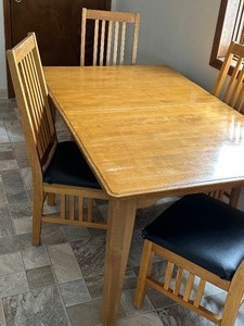 lot 40 image: Kitchen Table and Chairs Set