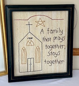 lot 55 image: Lovely Home Decor Items
