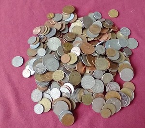 lot 77 image: HUGE 2.5 lb. Bag of Foreign Coins