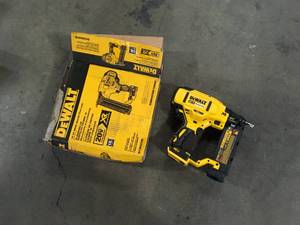 20V MAX XR Lithium-Ion Cordless 18-Gauge Brad Nailer (Tool Only) by DEWALT  Customer Returns See Pictures