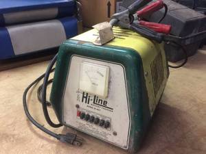 lot 33 image: Hi-Line Battery Charger