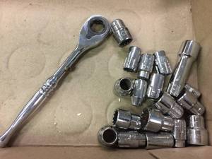lot 183 image: Husky Ratchet Set