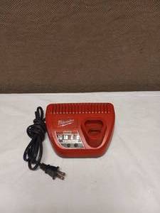 MILWAUKEE M12 BATTERY CHARGER