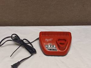 MILWAUKEE M12 BATTERY CHARGER