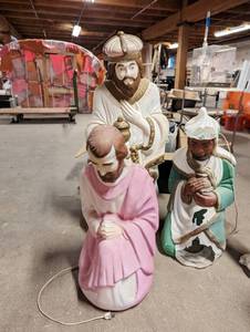 lot 4 image: Vintage Blow Mold Nativity Decorations