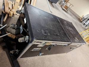 lot 5 image: Extra Large Case World Case With Casters