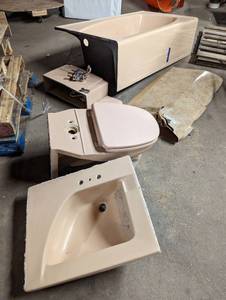 lot 53 image: Collection Of Bathroom Fixtures