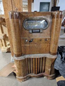 lot 87 image: Non-Working Antique RCA Victor Radio