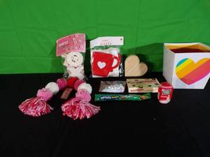 lot 303 image: Brand New Valentines Day Decorations and Candy