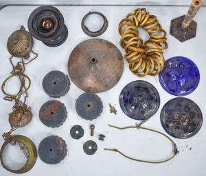 lot 39 image: Assorted Vintage Metal Lamp Pieces