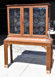 lot 75 image: Vintage Chinoiserie Wood Curio Cabinet