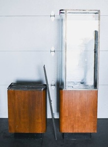 lot 128 image: Vintage Wood & Glass Display Case w Additional Pieces