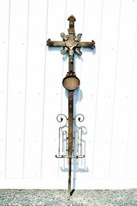 lot 134 image: Large Heavy Crucifix Metal Grave Marker