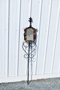 lot 138 image: German Language Grave Marker with Two Figures