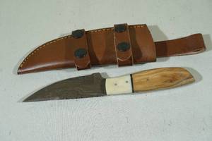 lot 61 image: Handmade Damascus Style Blade Hunting Knife