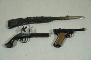 lot 66 image: 3 Scale Model Guns