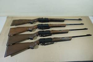 lot 45 image: 4 Daisy Powerline 880 BB Rifles