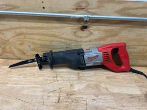 lot 22 image: MILWAUKEE 12 Amp 1-18 in. Stroke SAWZALL Reciprocating Saw