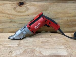 lot 15 image: MILWAUKEE 6.8 Amp 18-Gauge Shear