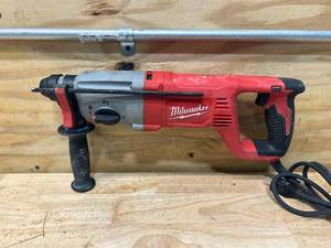 lot 16 image: MILWAUKEE 8 Amp Corded 1 in. SDS D-Handle Rotary Hammer