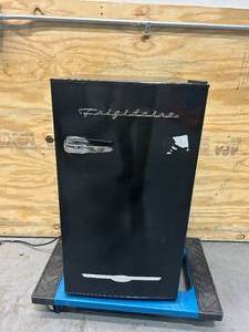 lot 103 image: FRIGIDAIRE 3.2 cu. ft. Retro Mini Fridge in Black