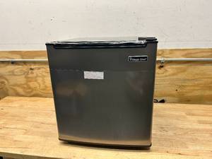 lot 93 image: MAGIC CHEF 1.7 cu. ft. Freezerless Mini Fridge in Stainless Steel