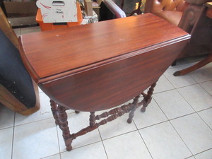 lot 104 image: SOLID WOOD DROP LEAF GATE LEG TABLE