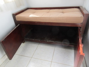lot 116 image: WOODEN WINDOW SEAT BENCH WITH STORAGE