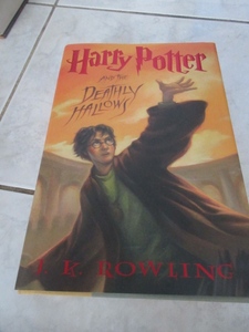 lot 821 image: HARRY POTTER AND THE DEATHLY HALLOWS - FIRST AMERICAN EDITION